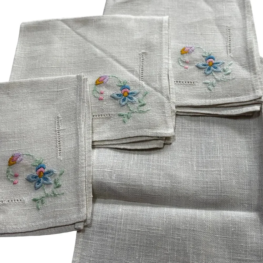 Vintage linen cocktail napkins (4) hand embroidery flowers classic 1940’s style